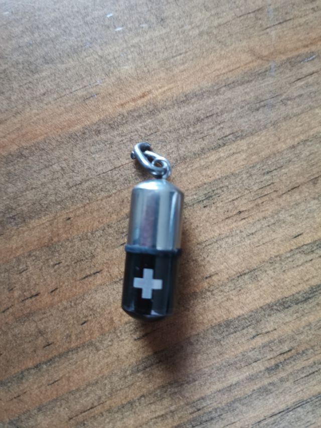 Ciondolo, portapillole.