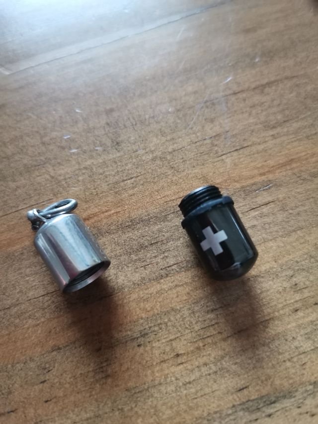 Ciondolo, portapillole.