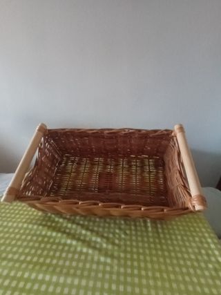 Cesta mimbre. 
