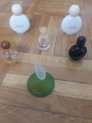 Diverse bottiglie di profumo vuote