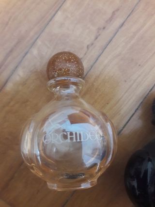 Diverse bottiglie di profumo vuote