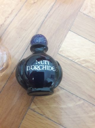 Diverse bottiglie di profumo vuote