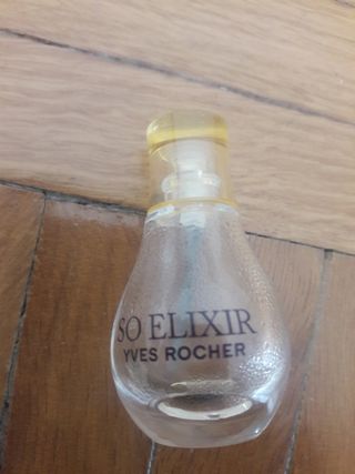 Diverse bottiglie di profumo vuote