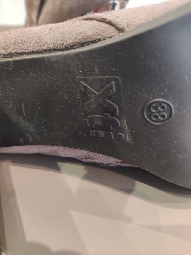 Botines Grises XTI T.38. Nuevos.