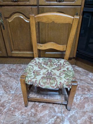 Silla pequeña madera antigua