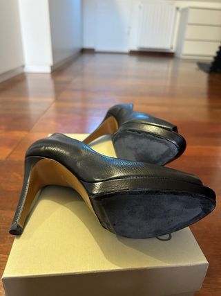 Scarpe decollte’ pelle nera aperte in punta