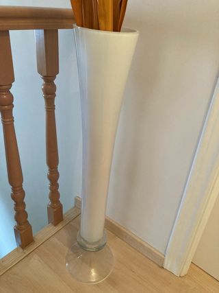 Jarròn blanco de cristal.