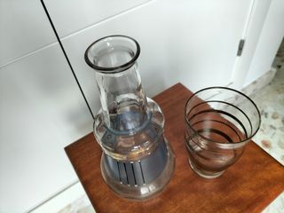 Botella antigua con vaso