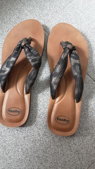 Chanclas mujer muy bonitas  suela de piel  N•37  N