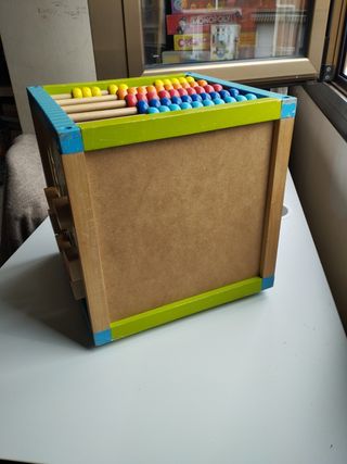 Cubo de actividades de madera