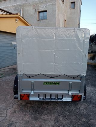 Se alquila remolque para pequeños transportes. 