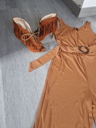 Conjunto de mono y sandalias 