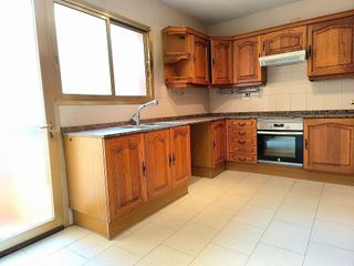 Casa pareada en venta en Zona Mercat en Rubí