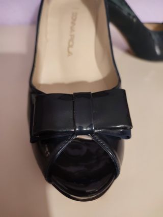 Zapatos salón de charol azul marino de piel