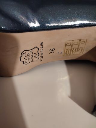 Zapatos salón de charol azul marino de piel