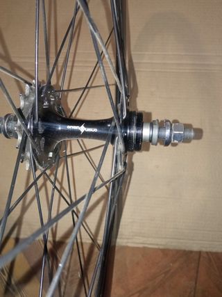 Llanta de bicicleta fixi de 26 pulgas.