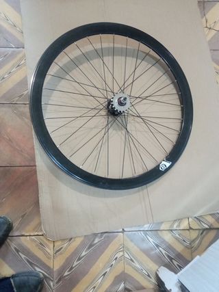 Llanta de bicicleta fixi de 26 pulgas.