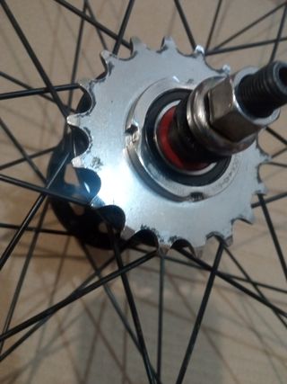 Llanta de bicicleta fixi de 26 pulgas.