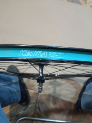 Llanta de bicicleta fixi de 26 pulgas.