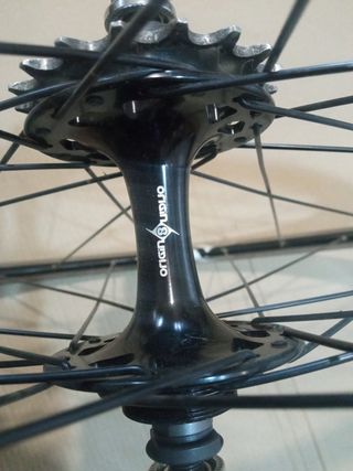 Llanta de bicicleta fixi de 26 pulgas.