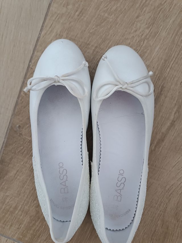 Se vende merceditas blancas. Marca Bass