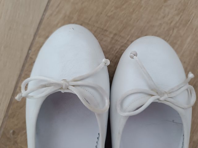 Se vende merceditas blancas. Marca Bass