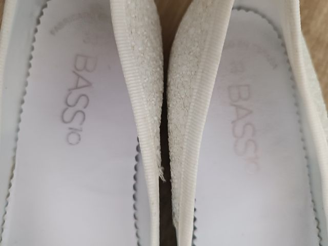 Se vende merceditas blancas. Marca Bass