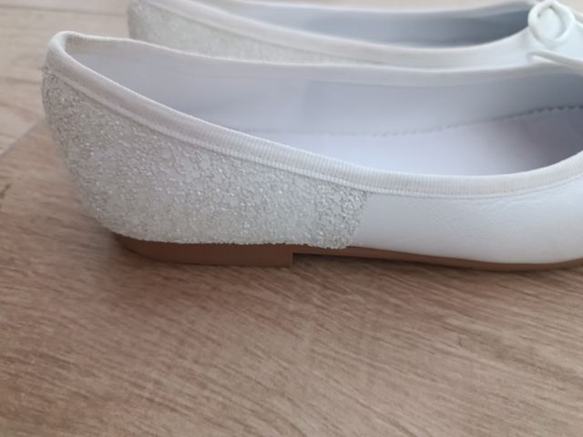 Se vende merceditas blancas. Marca Bass