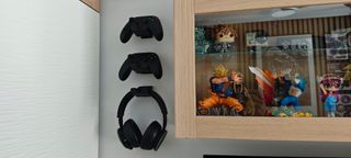 Soporte universal para mandos y cascos de consola