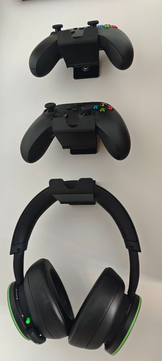 Soporte universal para mandos y cascos de consola