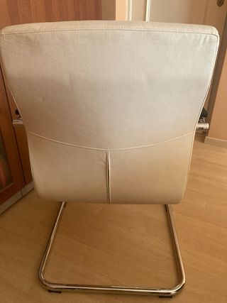 Sillones de confidente en polipiel blanca