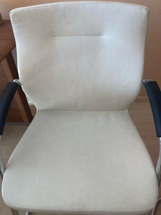 Sillones de confidente en polipiel blanca