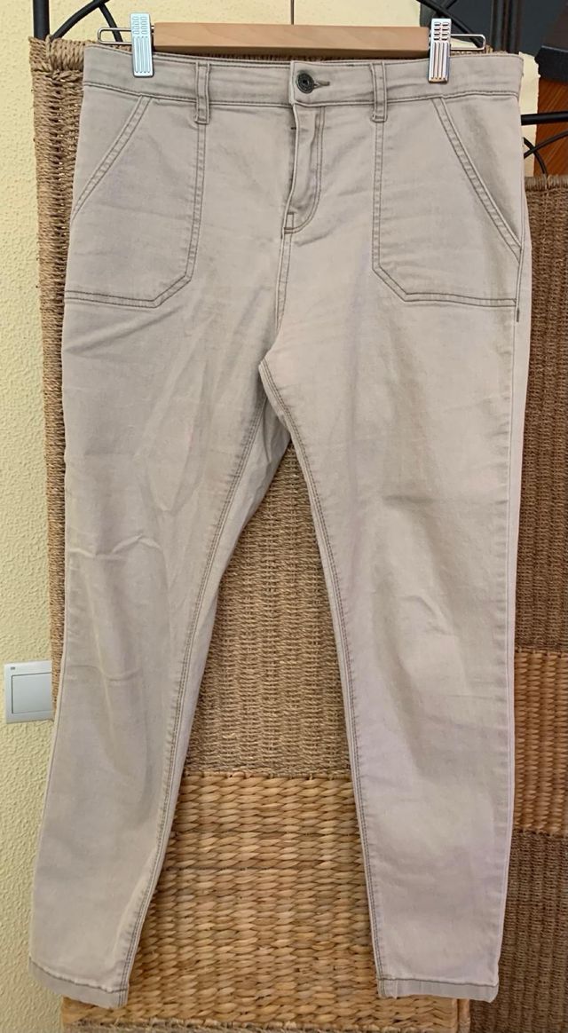 Pantalones de Stradivarius y Zara a 10