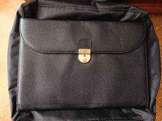 Cartera de mano de cuero