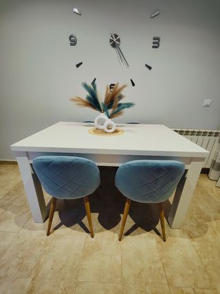 Mesa blanca de madera maciza
