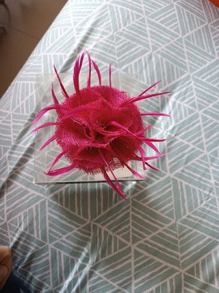 Tocado fucsia para cabello o solapa 
