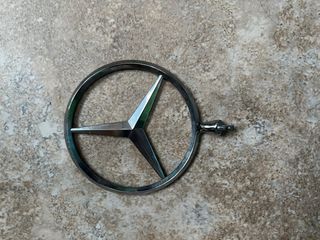 Insignia Mercedes pieza logo