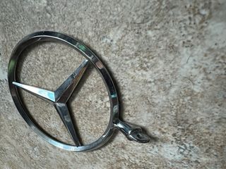 Insignia Mercedes pieza logo