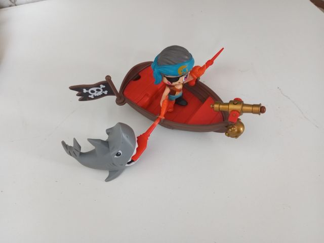 PIN Y PON BARCA PIRATA Y TIBURÓN