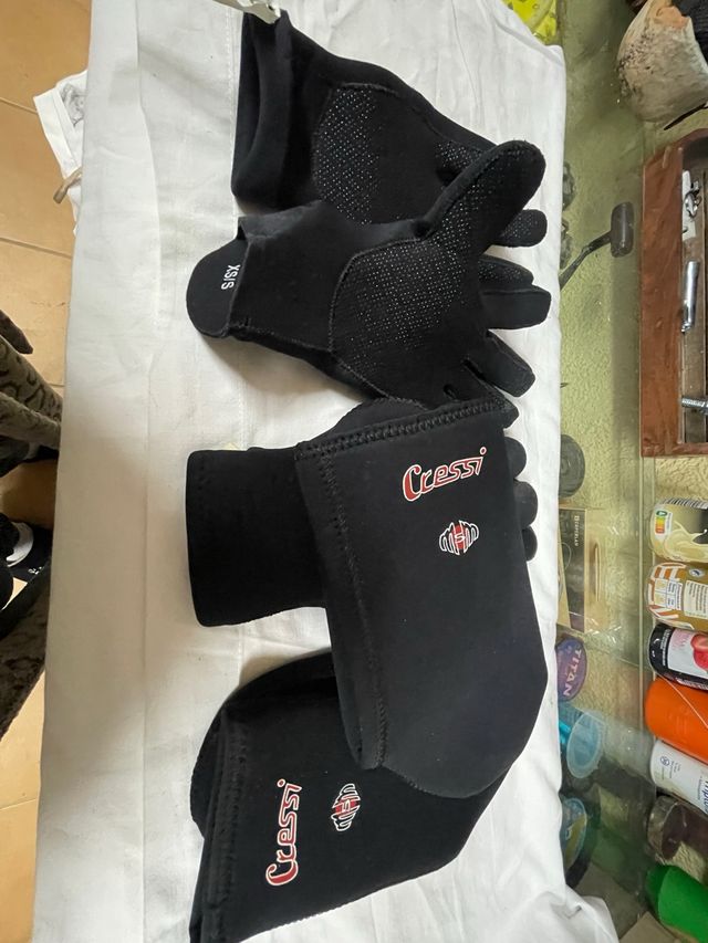 Escarpines y guantes