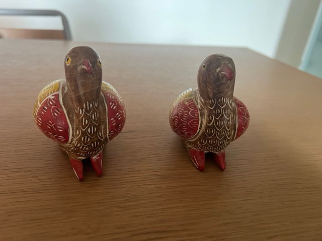 Due uccellini intagliati in legno arte tailandese