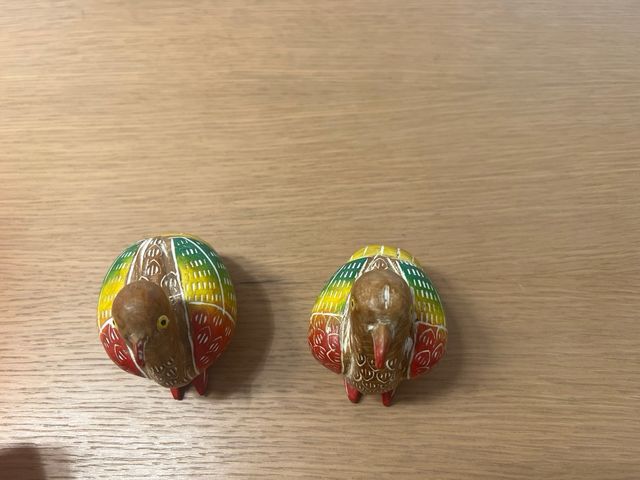 Due uccellini intagliati in legno arte tailandese