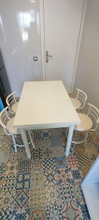 Tavolo e sgabelli allungabili