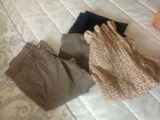 Blusa corazones,pantalón marrón  y falda negra