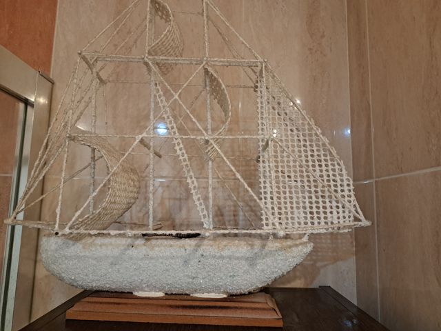 Barco español hecho de sal