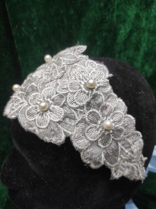 diadema/ bandana gris con apliques y perlas