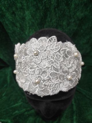 diadema/ bandana gris con apliques y perlas