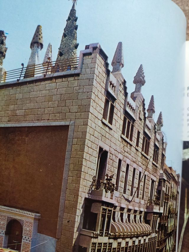 Gaudí. (Edición en español)