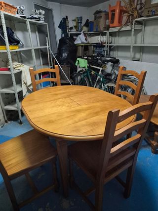 Mesa y cuatro sillas