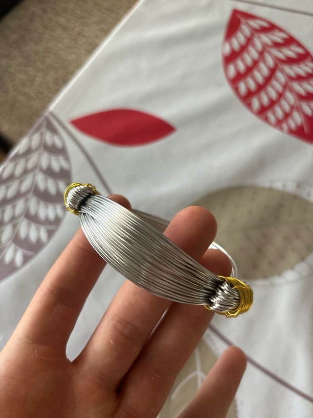 Pulsera tipo pelo elefante plateado y dorado nudos